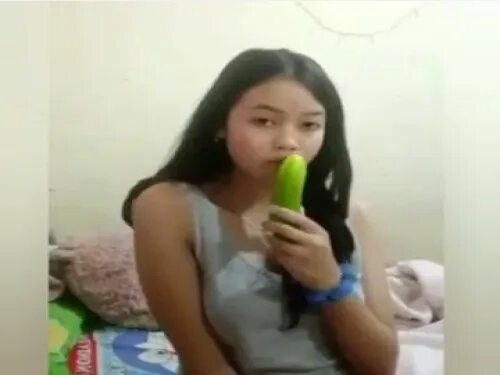 Pembantu Kelar Masak Langsung Colmek Pakai Timun